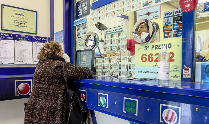 Una persona compra en la administración de lotería La Pajarita | Europa Press