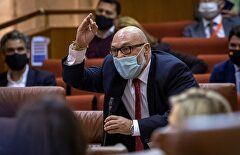 Alejandro Hernández, de Vox, abandona el Parlamento tras ser equiparado con Bildu por Susana Díaz