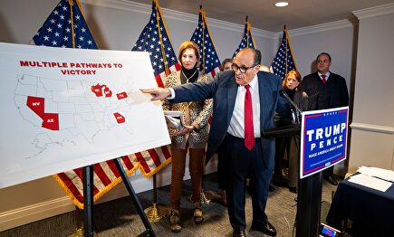 El ex alcalde de Nueva York Rudy Giuliani explica las denuncias de fraude electoral. | EFE