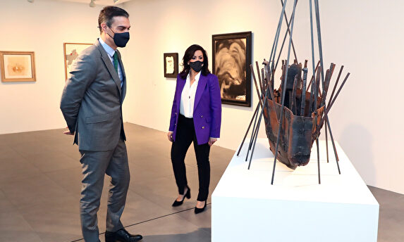 Sánchez anuncia la aprobación del plan de vacunación en un nuevo acto propagandístico sin preguntas