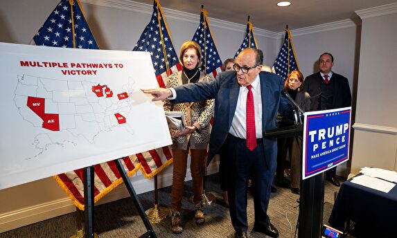 El ex alcalde de Nueva York Rudy Giuliani explica las denuncias de fraude electoral. | EFE