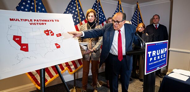 El ex alcalde de Nueva York Rudy Giuliani explica las denuncias de fraude electoral. | EFE