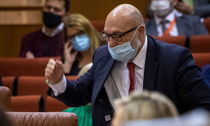 Vox abandona el Parlamento andaluz tras ser equiparado con Bildu por Susana Díaz