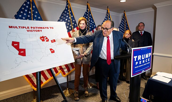 El ex alcalde de Nueva York Rudy Giuliani explica las denuncias de fraude electoral. | EFE