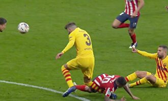 Correa cae encima de Piqué. | Imagen TV