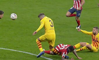 Correa cae encima de Piqué. | Imagen TV