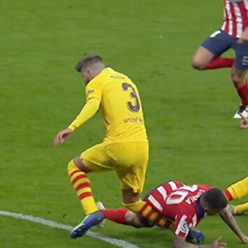 Piqué se destrozó la rodilla derecha en el partido ante el Atlético | Imagen TV
