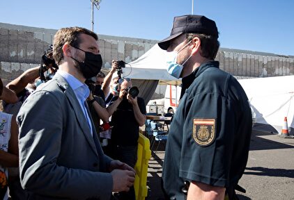 Pablo Casado en el muelle de Arguineguín. Se le ha impedido la entrada al campamento de refugiados | EFE