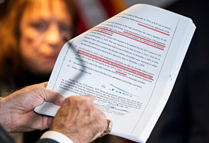 Uno de los documentos mostrados por Rudy Giuliani en la rueda de prensa. | EFE