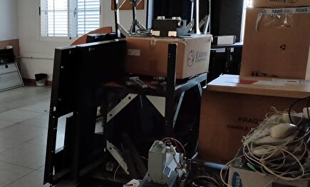 El radar para detectar inmigrantes acumula polvo en un almacén. | LD