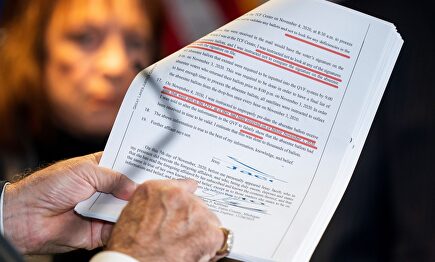 Uno de los documentos mostrados por Rudy Giuliani en la rueda de prensa. | EFE