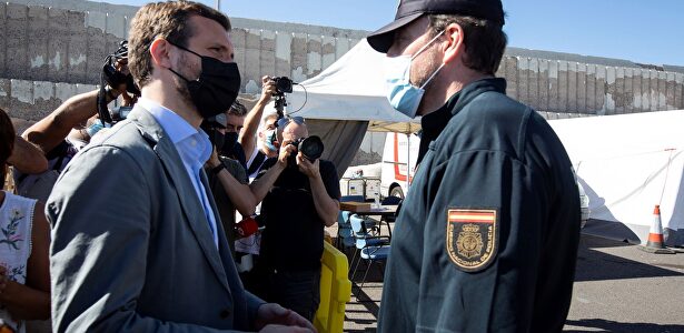 Pablo Casado en el muelle de Arguineguín. Se le ha impedido la entrada al campamento de refugiados | EFE