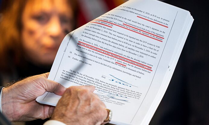 Uno de los documentos mostrados por Rudy Giuliani en la rueda de prensa. | EFE