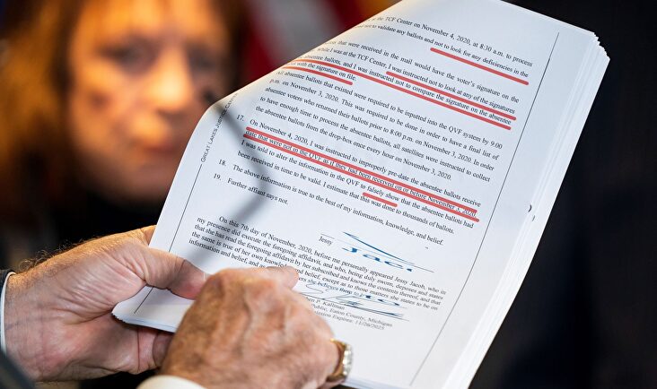 Uno de los documentos mostrados por Rudy Giuliani en la rueda de prensa. | EFE