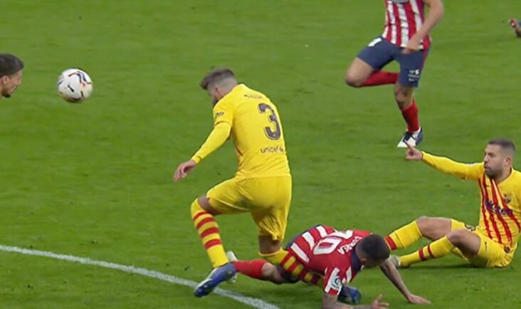 Piqué se destrozó la rodilla derecha en el partido ante el Atlético | Imagen TV