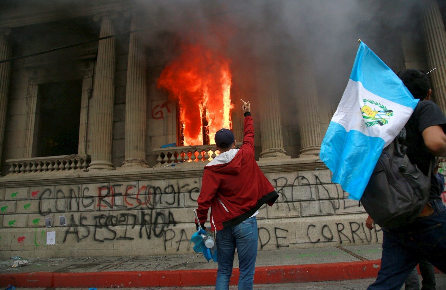 Cientos de manifestantes toman las calles de Guatemala y prenden fuego al Congreso - Libertad Digital