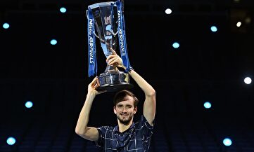 Medvedev, con el título de campeón | EFE
