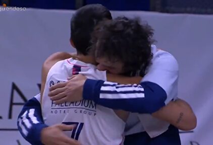 Campazzo y Sergio se abrazan en el último partido juntos. | Imagen TV
