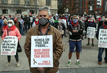 El movimiento de pensionistas de Vizcaya, el pasado lunes, durante una concentración frente al Ayuntamiento de Bilbao, para reivindicar unas pensiones | EFE
