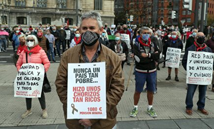 El movimiento de pensionistas de Vizcaya, el pasado lunes, durante una concentración frente al Ayuntamiento de Bilbao, para reivindicar unas pensiones  | EFE