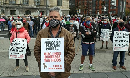 El movimiento de pensionistas de Vizcaya, el pasado lunes, durante una concentración frente al Ayuntamiento de Bilbao, para reivindicar unas pensiones  | EFE