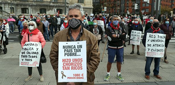 El movimiento de pensionistas de Vizcaya, el pasado lunes, durante una concentración frente al Ayuntamiento de Bilbao, para reivindicar unas pensiones  | EFE