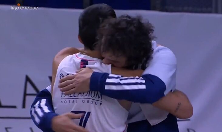 Campazzo y Sergio se abrazan en el último partido juntos. | Imagen TV