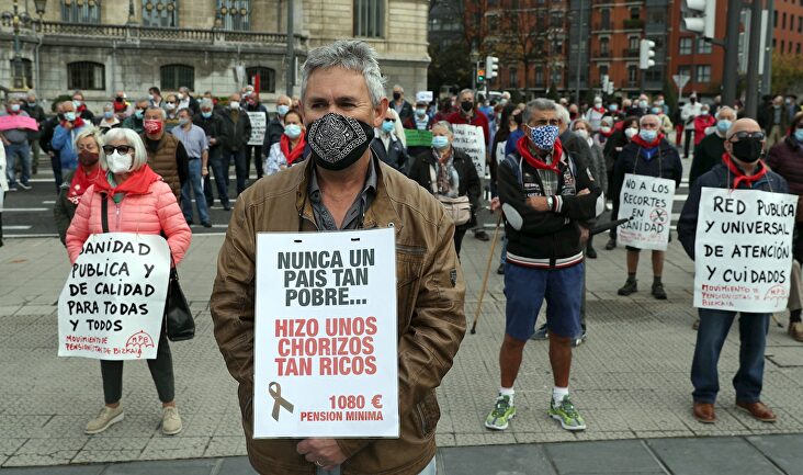 El movimiento de pensionistas de Vizcaya, el pasado lunes, durante una concentración frente al Ayuntamiento de Bilbao, para reivindicar unas pensiones  | EFE