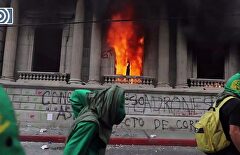 Un grupo de manifestantes radicales asaltan el Congreso de Guatemala y le prenden fuego