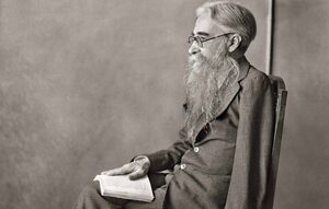 Valle-Inclán, posando con su brazo izquierdo amputado.  | Archivo