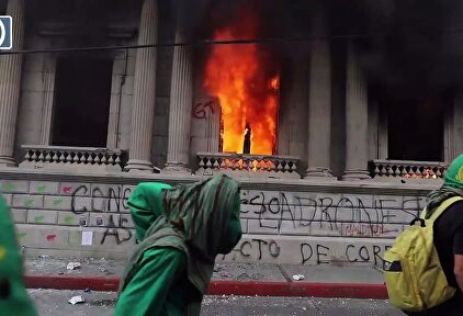 Un grupo de manifestantes radicales asaltan el Congreso de Guatemala y le prenden fuego