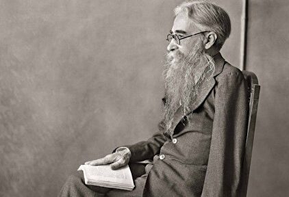 Valle-Inclán, posando con su brazo izquierdo amputado.  | Archivo