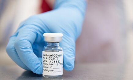 Muestra de la vacuna contra el coronavirus desarrollada por la Universidad de Oxford y AstraZeneca. | EFE