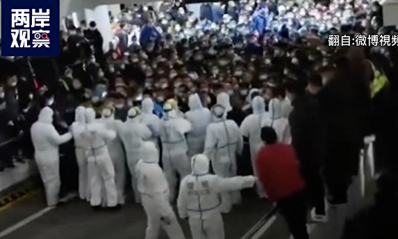 Un infectado por coronavirus provoca el caos y la histeria colectiva en el aeropuerto de Shanghái