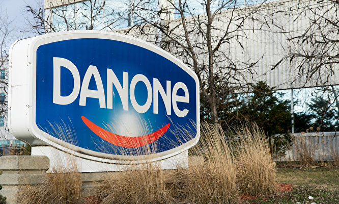 Danone aspira a ahorrar 1.000 millones de euros en los próximos 3 años. | Alamy