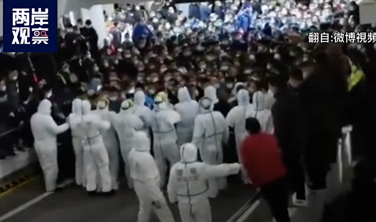 Un infectado por coronavirus provoca el caos y la histeria colectiva en el aeropuerto de Shanghái