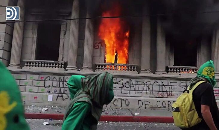 Un grupo de manifestantes radicales asaltan el Congreso de Guatemala y le prenden fuego