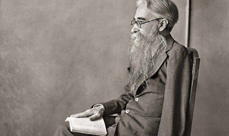 Valle-Inclán, posando con su brazo izquierdo amputado.  | Archivo