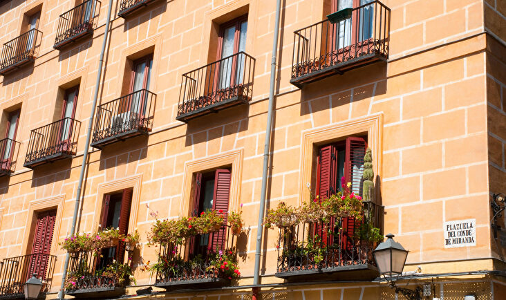 Viviendas en la Plaza de Conde de Miranda, Madrid. | Alamy