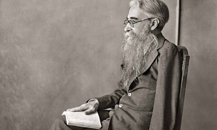 Valle-Inclán, posando con su brazo izquierdo amputado.  | Archivo