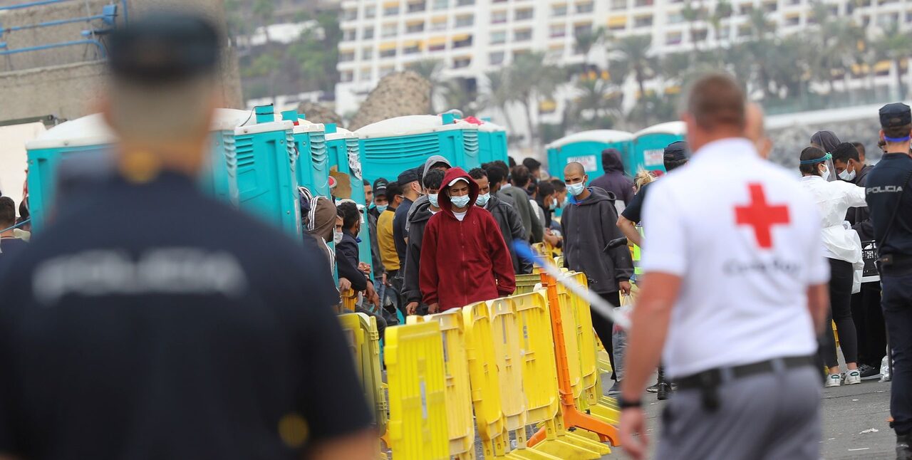 Inmigrantes en el muelle de Arguineguín en Gran Canaria. | EFE