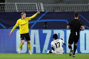 Erling Haaland (i) celebra el primero de sus dos goles al Brujas. | EFE