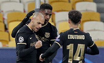 Braithwaite (i) celebra con Junior Firpo y Coutinho el primero de sus dos goles al Dinamo de Kiev. | EFE