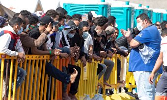 Un grupo de inmigrantes en el muelle de Arguineguín (Gran Canaria) este lunes | EFE