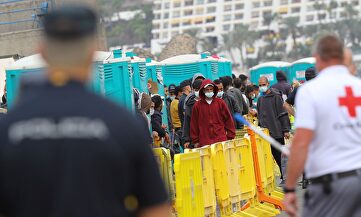Inmigrantes en el muelle de Arguineguín en Gran Canaria. | EFE