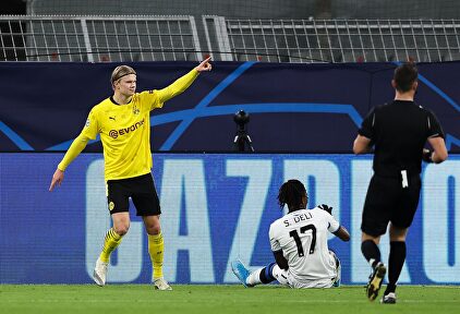 Erling Haaland (i) celebra el primero de sus dos goles al Brujas. | EFE