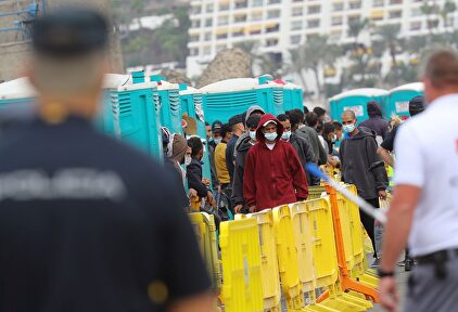 Inmigrantes en el muelle de Arguineguín en Gran Canaria. | EFE