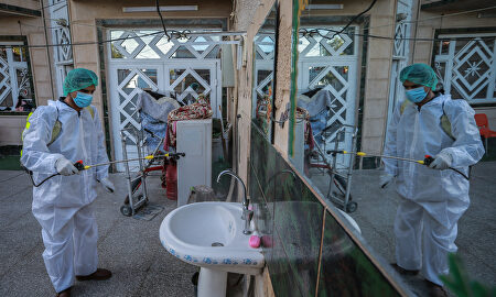 Un voluntario realiza tareas de desinfeccion contra la covid-19 en Bagdag. | Europa Press/Ameer Al Mohammedaw/dpa