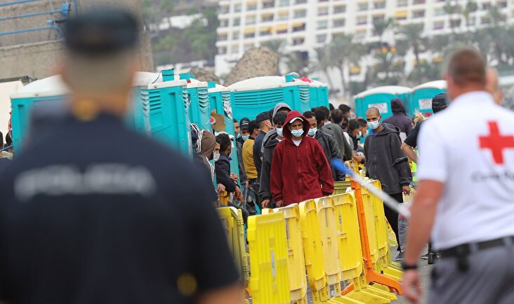 Inmigrantes en el muelle de Arguineguín en Gran Canaria. | EFE