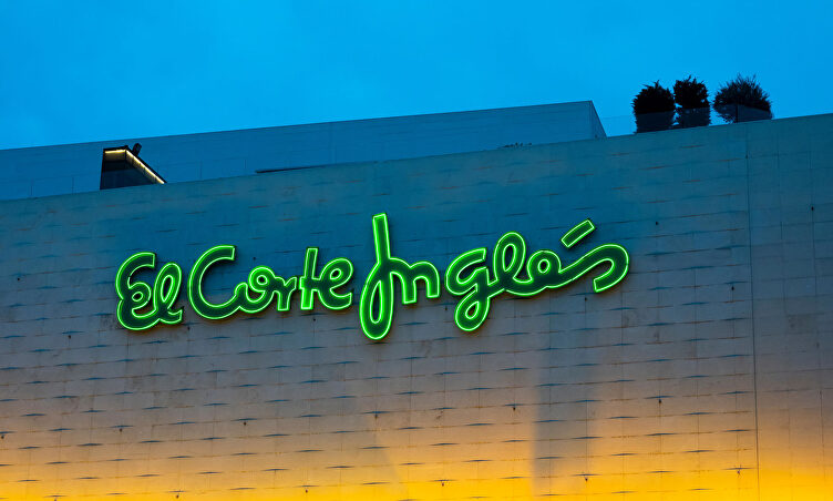 Tienda del Corte Inglés en Sevilla. | Alamy